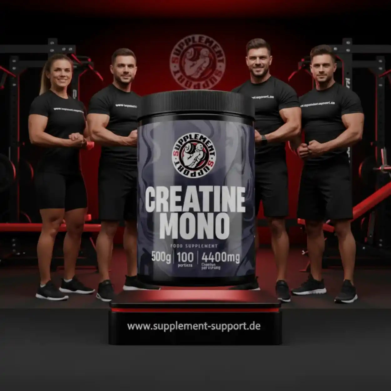 Gruppe sportlicher Menschen präsentiert Creatin-Monohydrat Supplement im Fitnessstudio