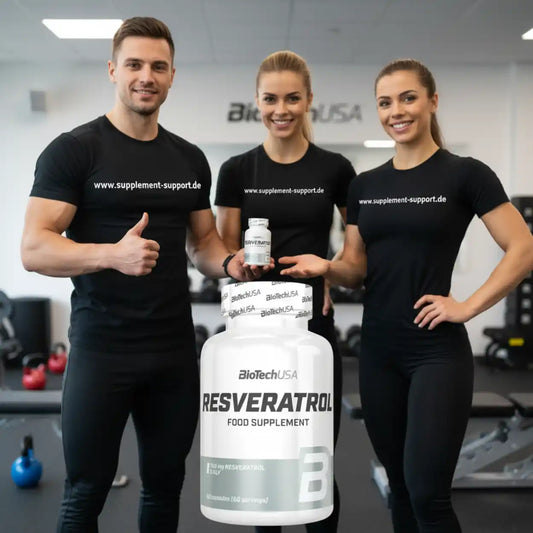 Drei sportliche Personen im Fitnessstudio präsentieren BiotechUSA Resveratrol Nahrungsergänzungsmittel