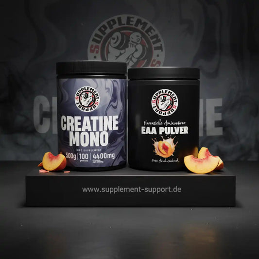 Kreatin Monohydrat und EAA Pulver Pfirsich, Fitness Supplement, schwarze Dosen, aufgestellt mit Pfirsichstücken.
