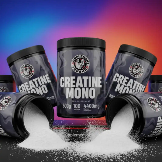 Mehrere Dosen Creatine Mono Pulver Nahrungsergänzungsmittel vor buntem Hintergrund