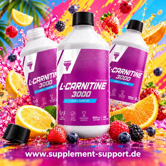 Drei Flaschen TREC NUTRITION L-Carnitine 3000 mit frischen Beeren und Orangen vor farbigem Hintergrund