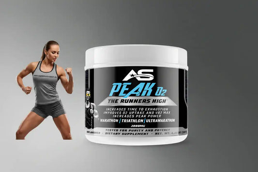 Frau in sportlicher Kleidung neben PEAK O2 Supplement, Fitness und Sportnahrung Produkt.