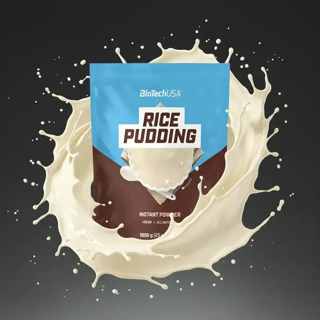 BioTechUSA Reispudding Instantpulver, vegan & natürlich, umgeben von Milchspritzern