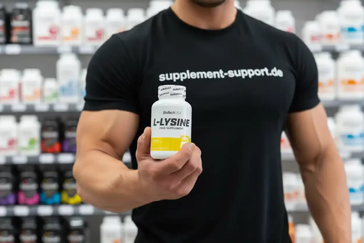 Muskulöser Mann hält L-Lysin Nahrungsergänzungsmittel in Supplement-Shop