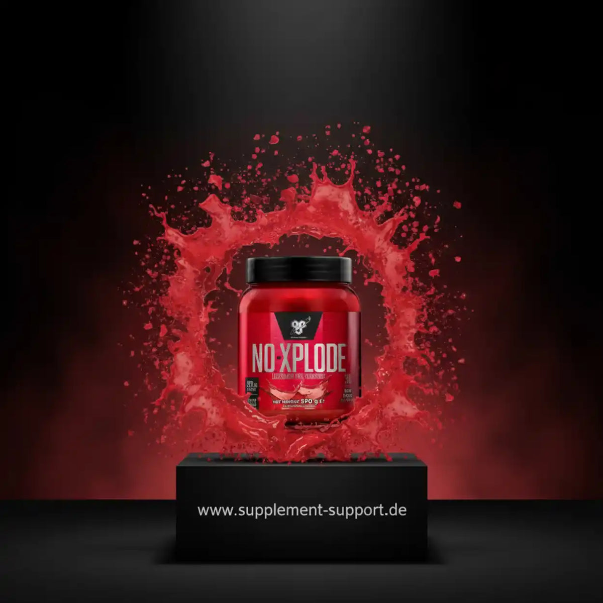 NO-XPLODE Pre-Workout Booster Dose vor einem dynamischen roten Flüssigkeitsspritzer