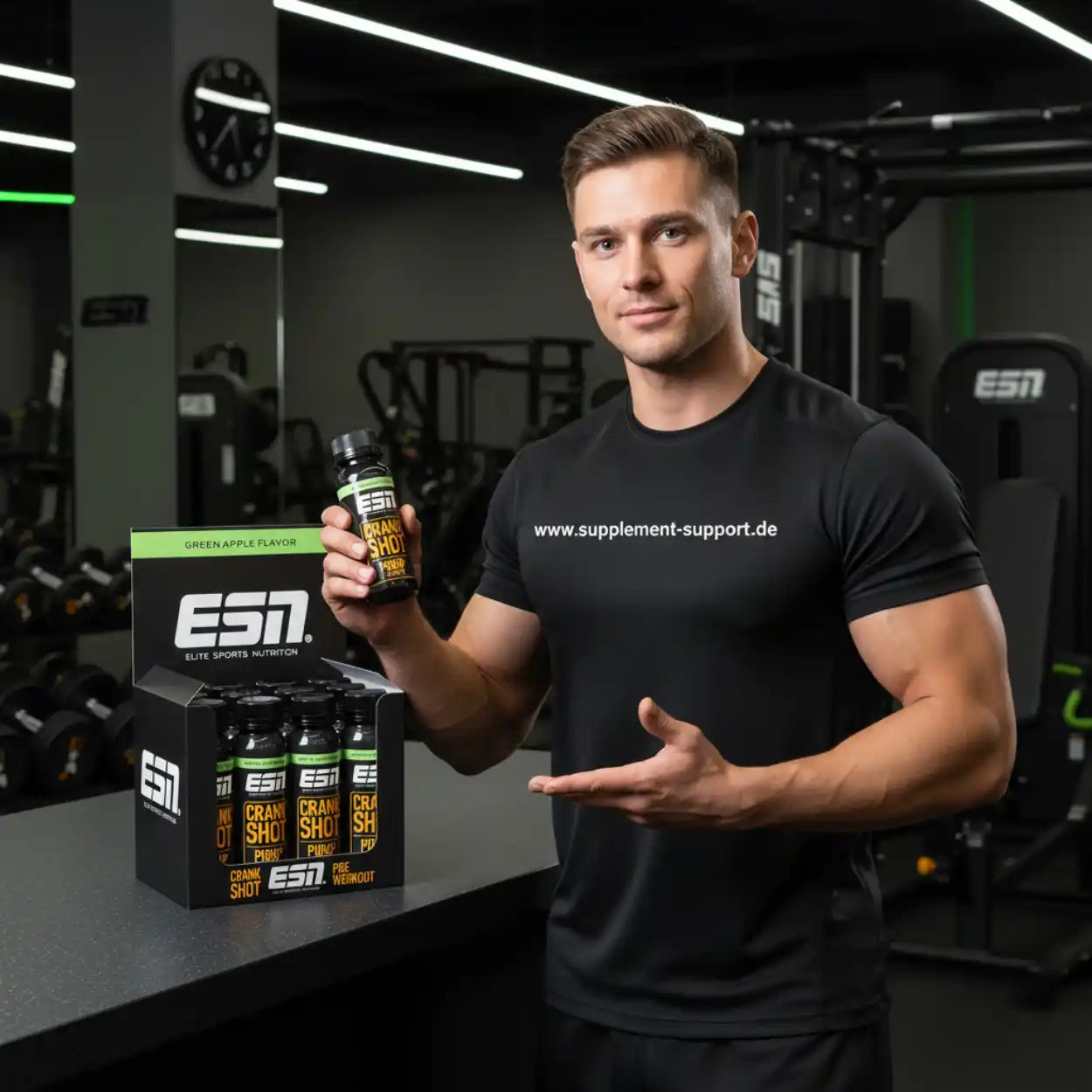 Muskulöser Mann mit ESN Crank Shot Pre-Workout in Fitnessstudio, grüner Apfel Geschmack