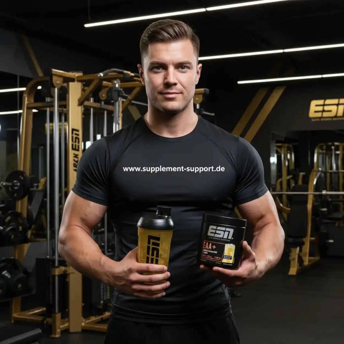 Muskulöser Mann mit EAA+ Aminosäuren und Shaker im Fitnessstudio – Protein & Booster