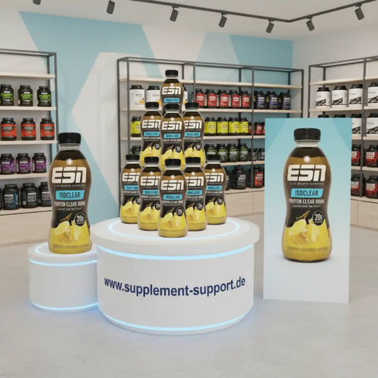 Präsentation von ESN IsoClear Protein-Drinks auf einem beleuchteten Podest im Supplement-Shop.