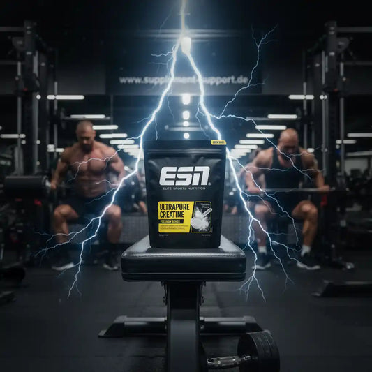 Kreatin Monohydrat Beutel auf Trainingsbank im Fitnessstudio, Muskelaufbau, Sportnahrung