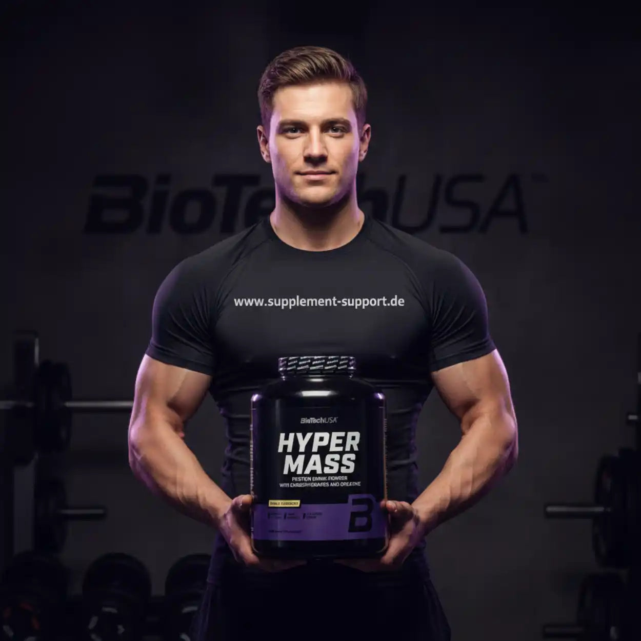 Muskulöser Mann mit BioTech USA Hyper Mass Gainer im Fitnessstudio