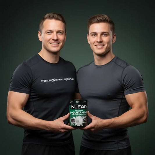 Zwei sportliche Männer präsentieren INLEAD L-Glutamin Pulver, Fitness Nahrungsergänzung