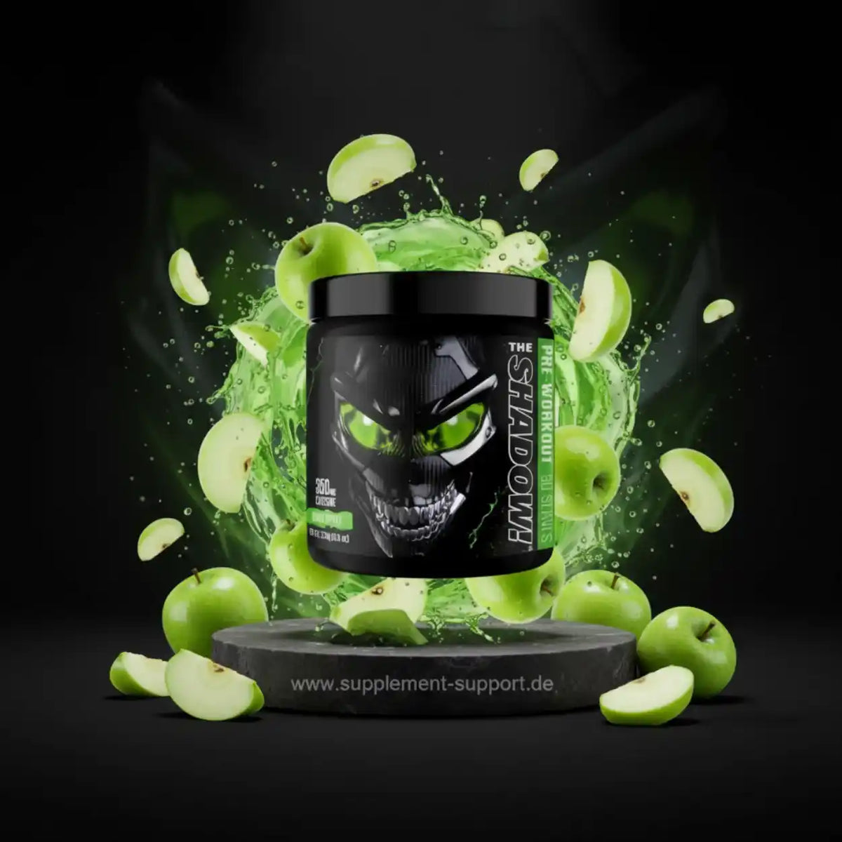 The Shadow Pre-Workout Booster mit grünen Äpfeln und dynamischen Spritzern auf dunklem Hintergrund