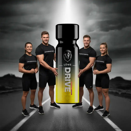 LÖWE DRIVE Sportnahrung Supplement mit vier muskulösen Athleten auf einer Straße.