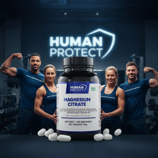 Human Protect Magnesium Citrat Supplement-Dose vor vier sportlichen Menschen im Fitnessstudio