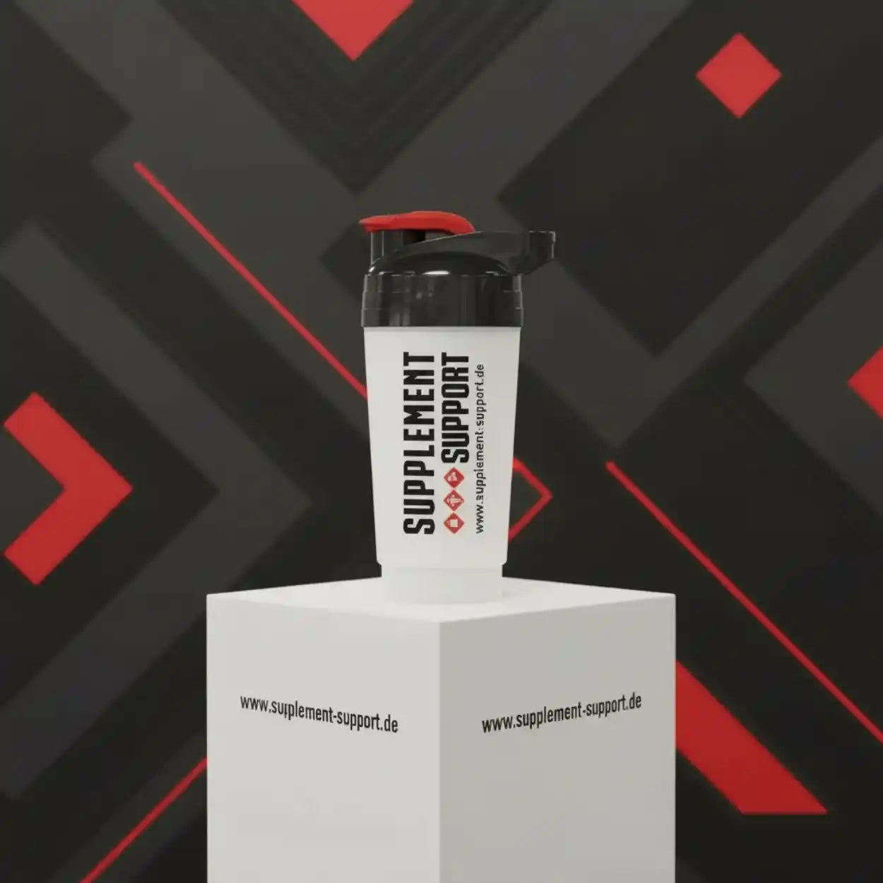 Supplement Support Shaker mit rotem Deckel auf weißem Podest vor grafischem Hintergrund