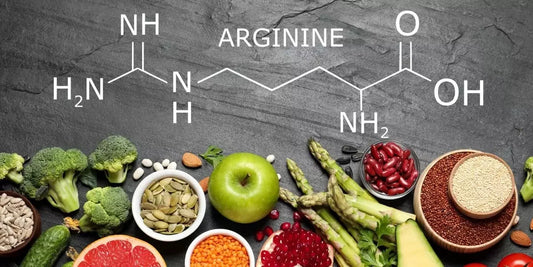L-Arginin Strukturformel auf Stein mit Brokkoli, Apfel, Spargel, Bohnen, Samen und Gemüse