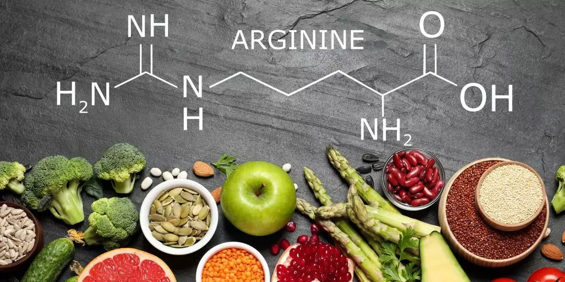 L-Arginin Strukturformel auf Stein mit Brokkoli, Apfel, Spargel, Bohnen, Samen und Gemüse