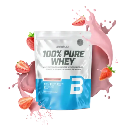 100% Pure Whey Protein Pulver Beutel von BioTechUSA, Erdbeergeschmack, mit Erdbeeren und rosa Shake-Spritzer
