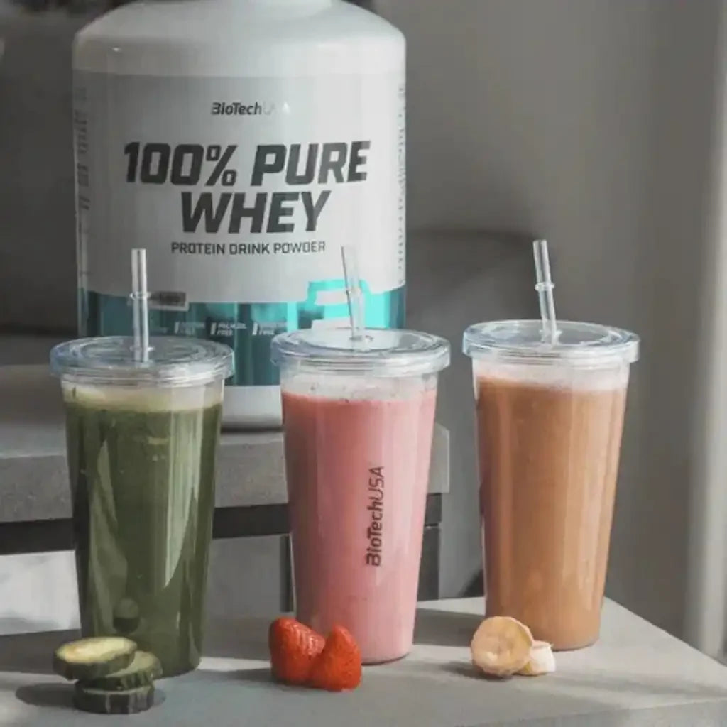 100% Pure Whey Protein Pulver von BioTechUSA mit drei Eiweißshakes in Bechern