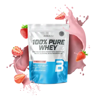 100% Pure Whey Protein Pulver Erdbeere von BioTechUSA vor rosa Shake und Erdbeeren