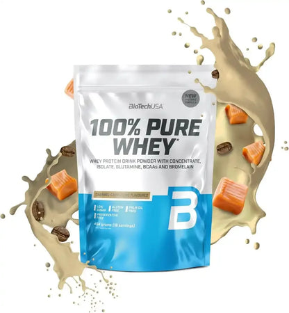 BioTechUSA 100% Pure Whey Protein Pulver Karamell-Cappuccino, 454g, Verpackung mit Karamellstücken und Kaffeebohnen