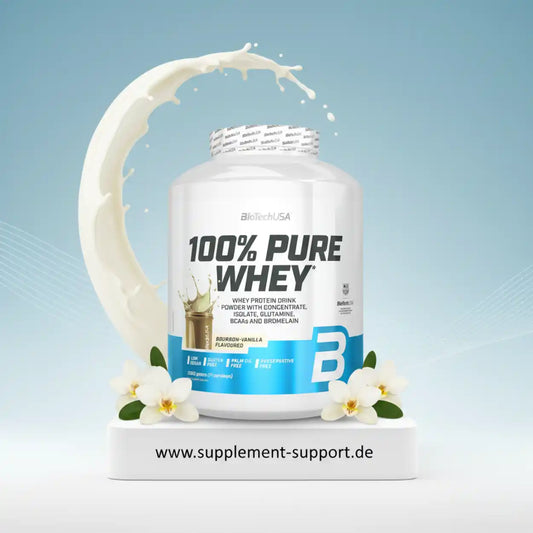 100% Pure Whey Proteinpulver Vanillegeschmack, weißer Behälter, Milchspritzer, Blüten, Nahrungsergänzung