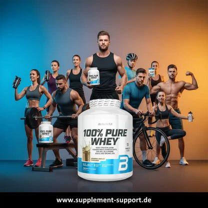 Sportliche Männer und Frauen mit Proteinpulver, Fitnesszubehör und Fahrräder, 100% Whey Protein im Vordergrund