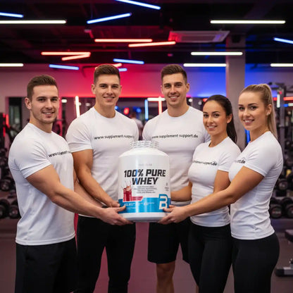 Fünf sportliche Personen im Fitnessstudio halten einen großen Protein Whey Behälter gemeinsam