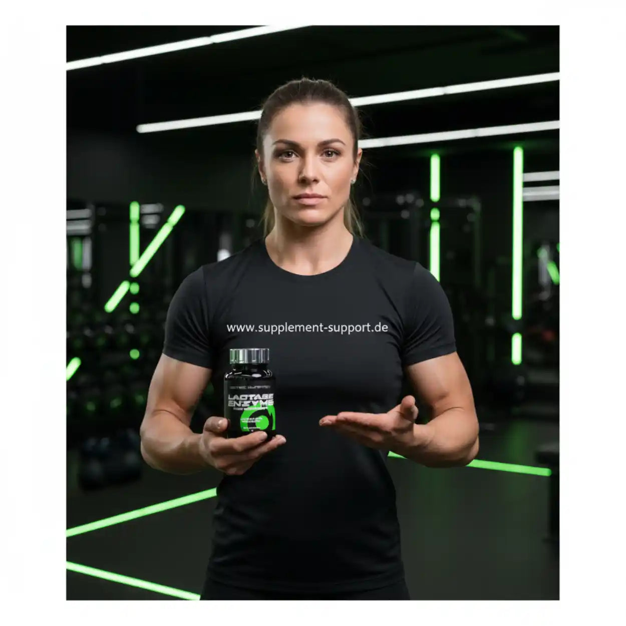 Sportlerin im Fitnessstudio hält Lactase Enzym Nahrungsergänzung von Supplement Support