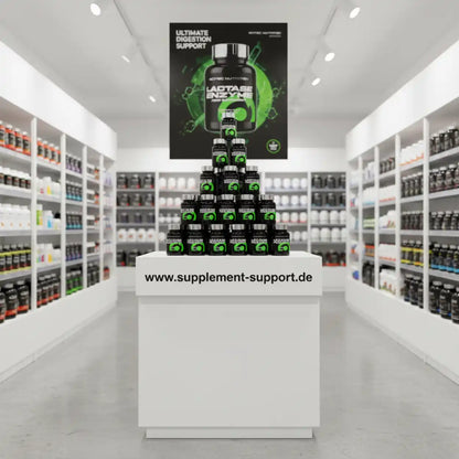 Nahrungsergänzungsmittel-Regal im Supplement Support Shop mit Lactase Enzyme Sortiment, moderner Laden