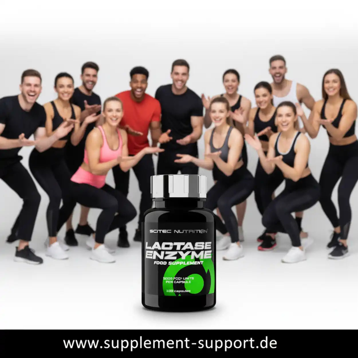 Gruppe sportlicher Menschen präsentiert Scitec Nutrition Lactase Enzyme Nahrungsergänzung.