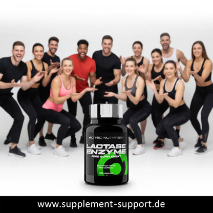 Gruppe sportlicher Menschen präsentiert Scitec Nutrition Lactase Enzyme Nahrungsergänzung.