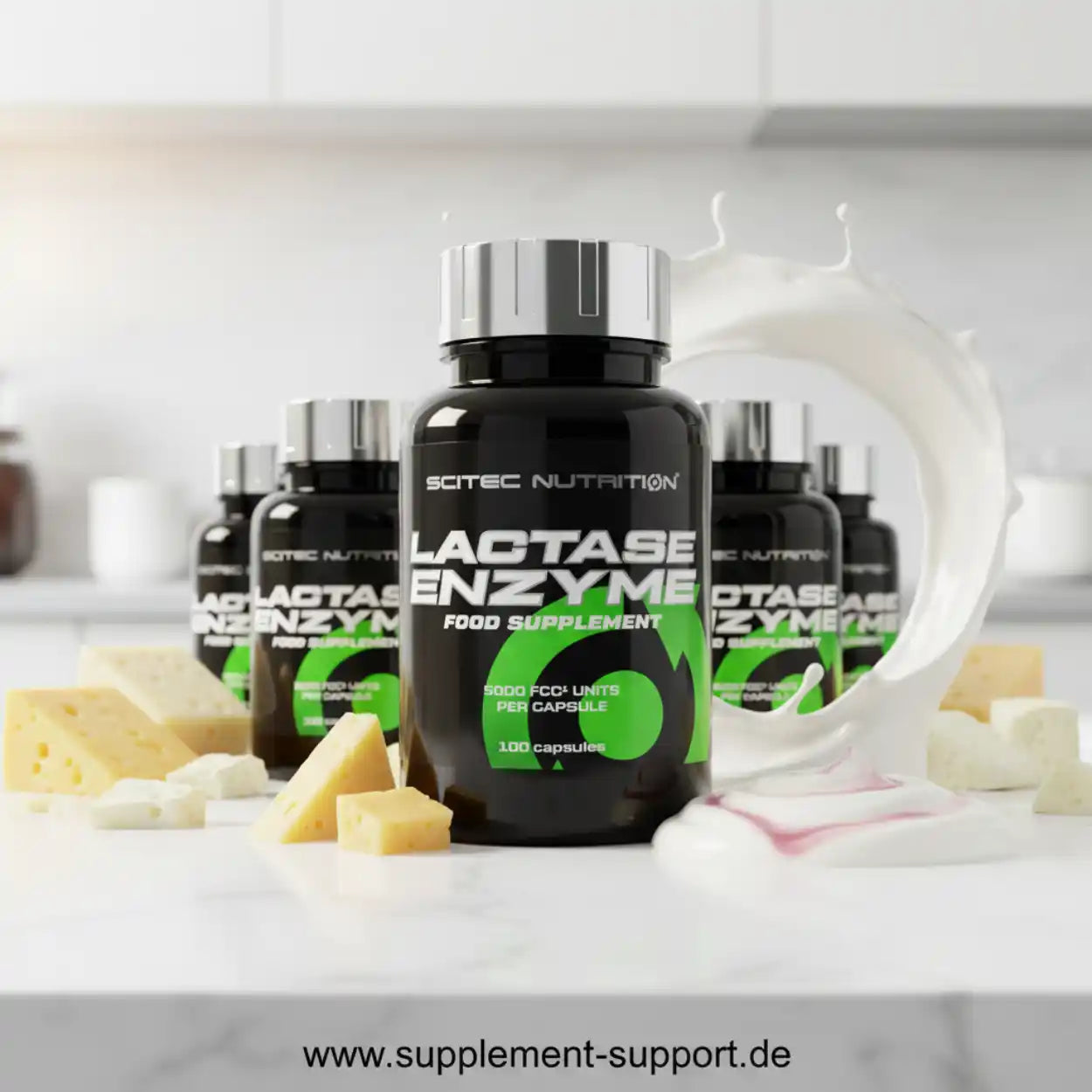 Lactase Enzyme Nahrungsergänzung von Scitec Nutrition, Flaschen mit Käse und Milch auf Tisch.
