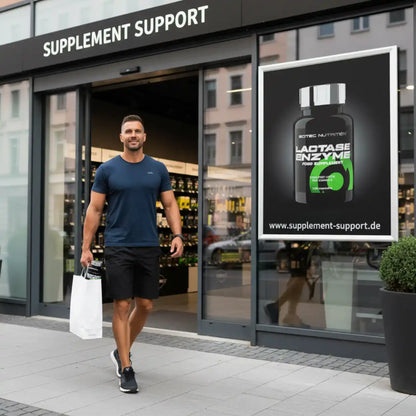 Mann verlässt Supplement Support Geschäft mit Einkaufstüte, Werbung für Nahrungsergänzungsmittel im Hintergrund.