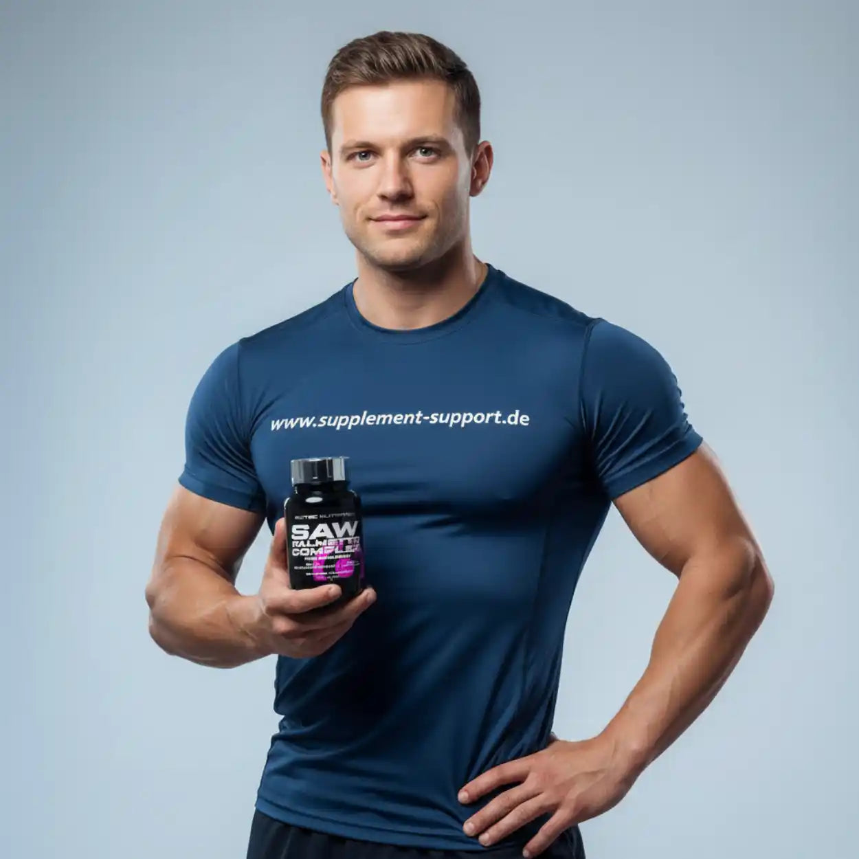 Sportlicher Mann mit www.supplement-support.de Shirt hält SAW Trainingsbooster Nahrungsergänzungsmittel