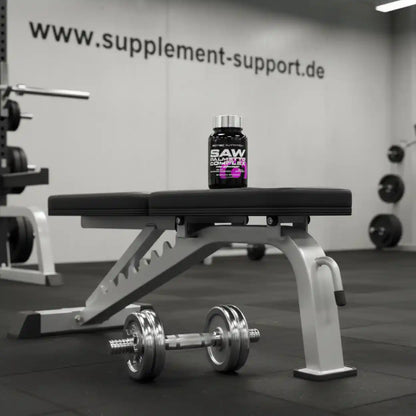 SAW Supplement auf Hantelbank im Fitnessstudio mit Hantel, hochwertiger Sportnahrung