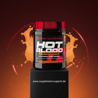 Scitec Nutrition Hot Blood Hardcore Pre-Workout Booster auf schwarzem Podest, orange Spritzer, supplement-support.de