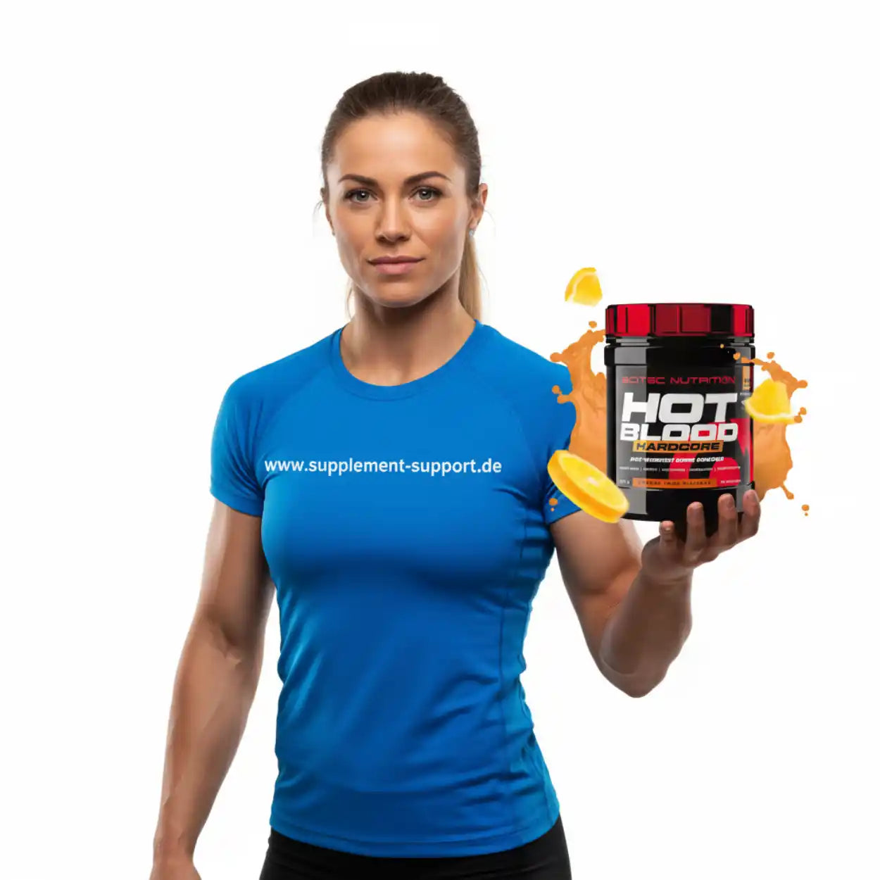 Sportlerin mit blauem Shirt hält Scitec Nutrition Hot Blood Hardcore Supplement, weißer Hintergrund