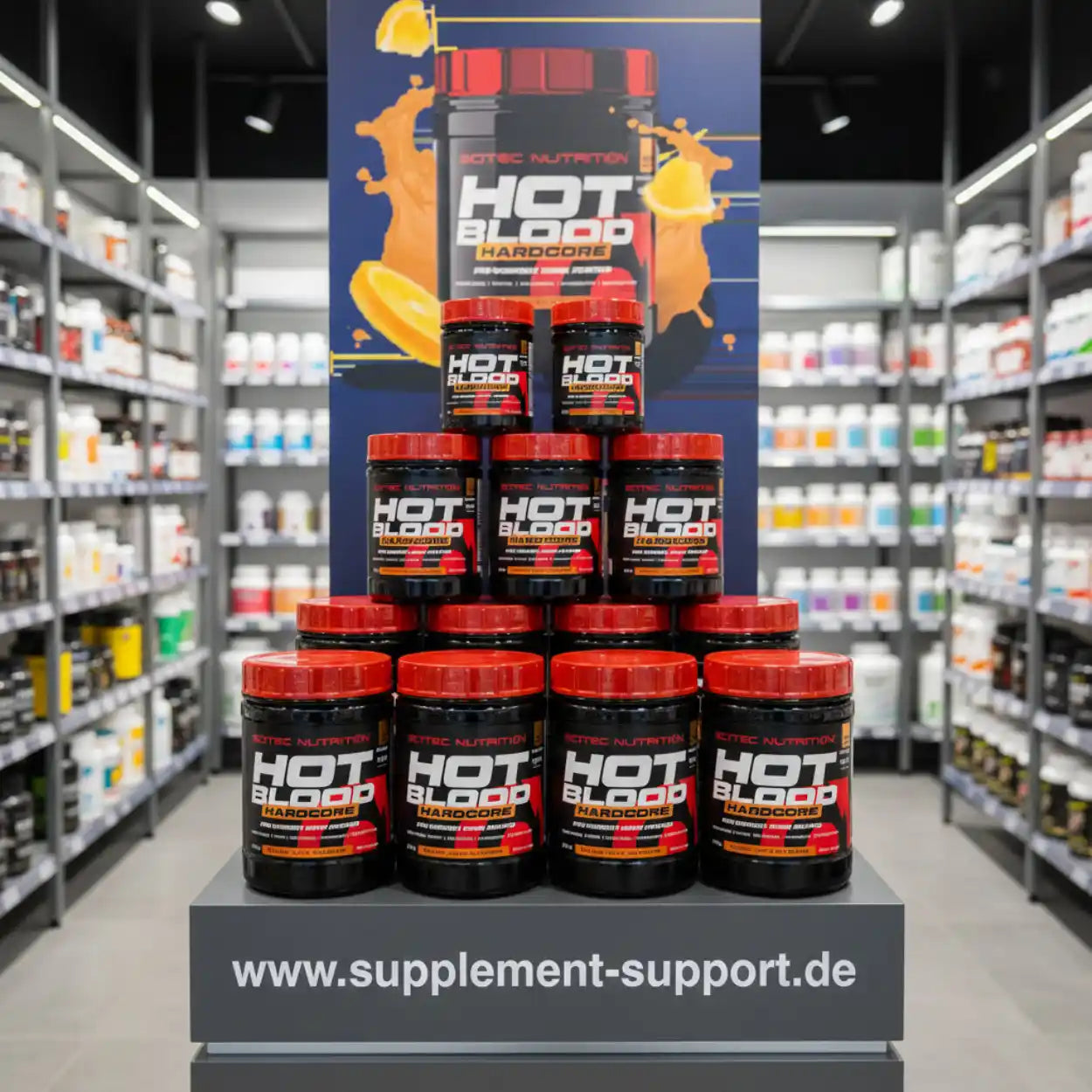 Scitec Hot Blood Hardcore Booster im Supplement Support Geschäft, umgeben von Sportnahrung.