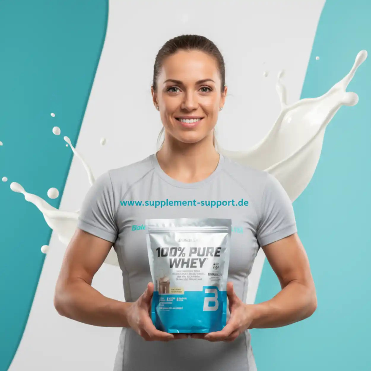 Sportliche Frau hält 100% Pure Whey Proteinpulver vor blau-weißem Hintergrund mit Milchspritzern