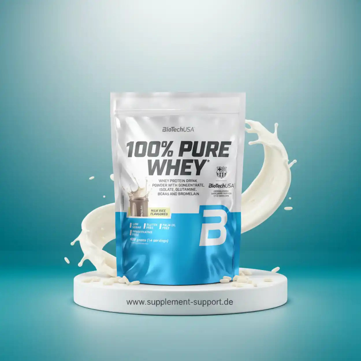 Proteinpulver 100% Whey Beutel auf Podest, Milchspritzer, Nahrungsergänzung für Sport