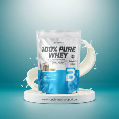 Proteinpulver 100% Whey Beutel auf Podest, Milchspritzer, Nahrungsergänzung für Sport