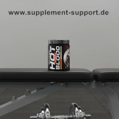 Scitec Hot Blood Booster auf Fitnessbank mit Hantel, Nahrungsergänzung für Sportler