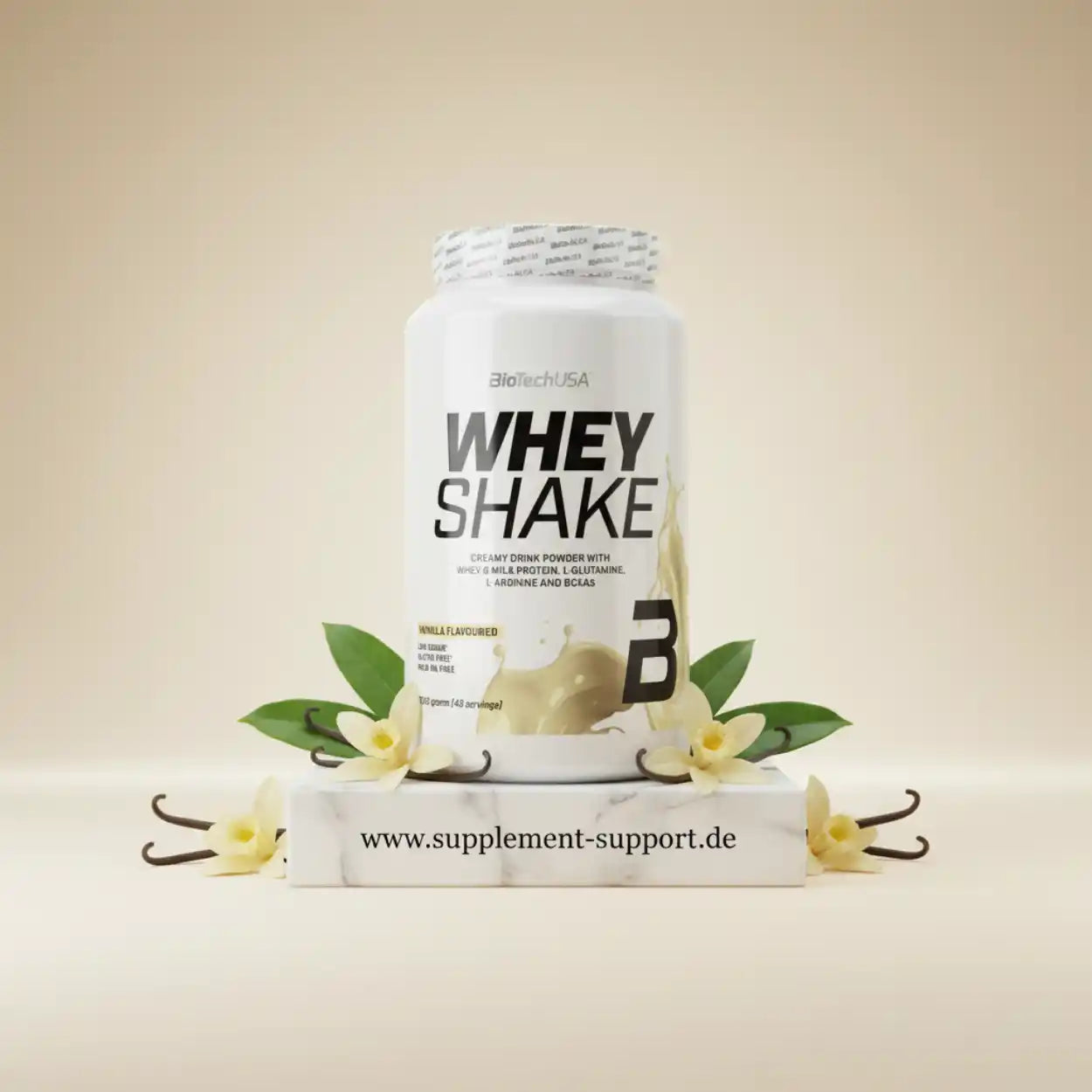 Whey Shake Proteinpulver Vanille-Geschmack, dekoriert mit Vanilleschoten und Blumen