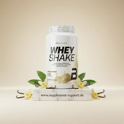 Whey Shake Proteinpulver Vanille-Geschmack, dekoriert mit Vanilleschoten und Blumen