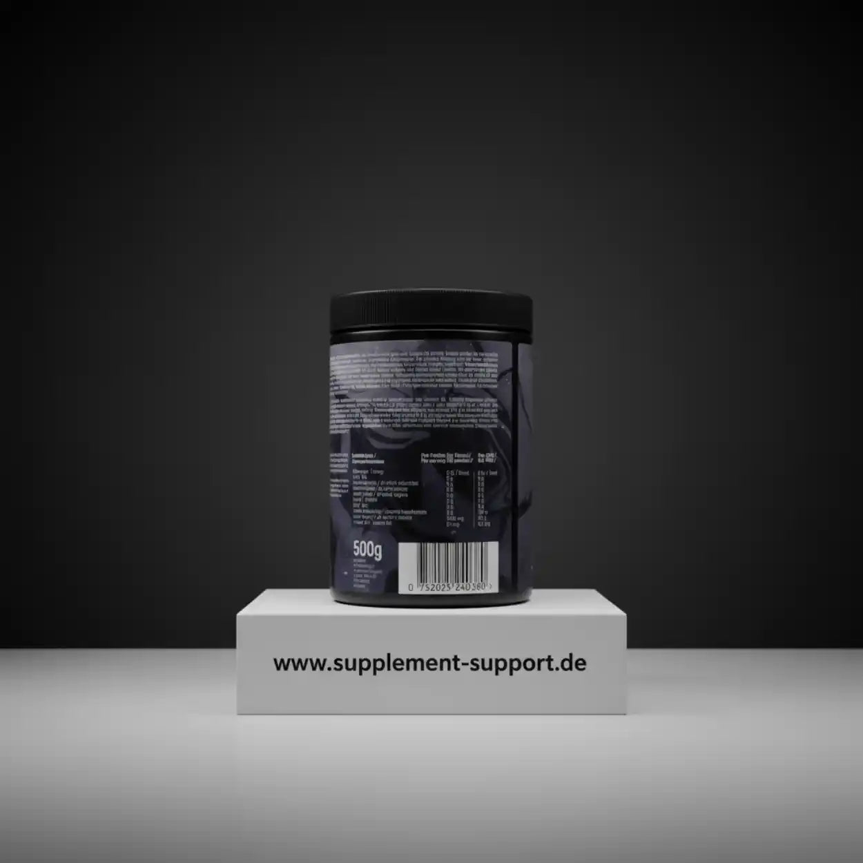 Proteinpulver Dose mit Nährwertangaben, 500g, vor dunklem Hintergrund, Sportnahrung