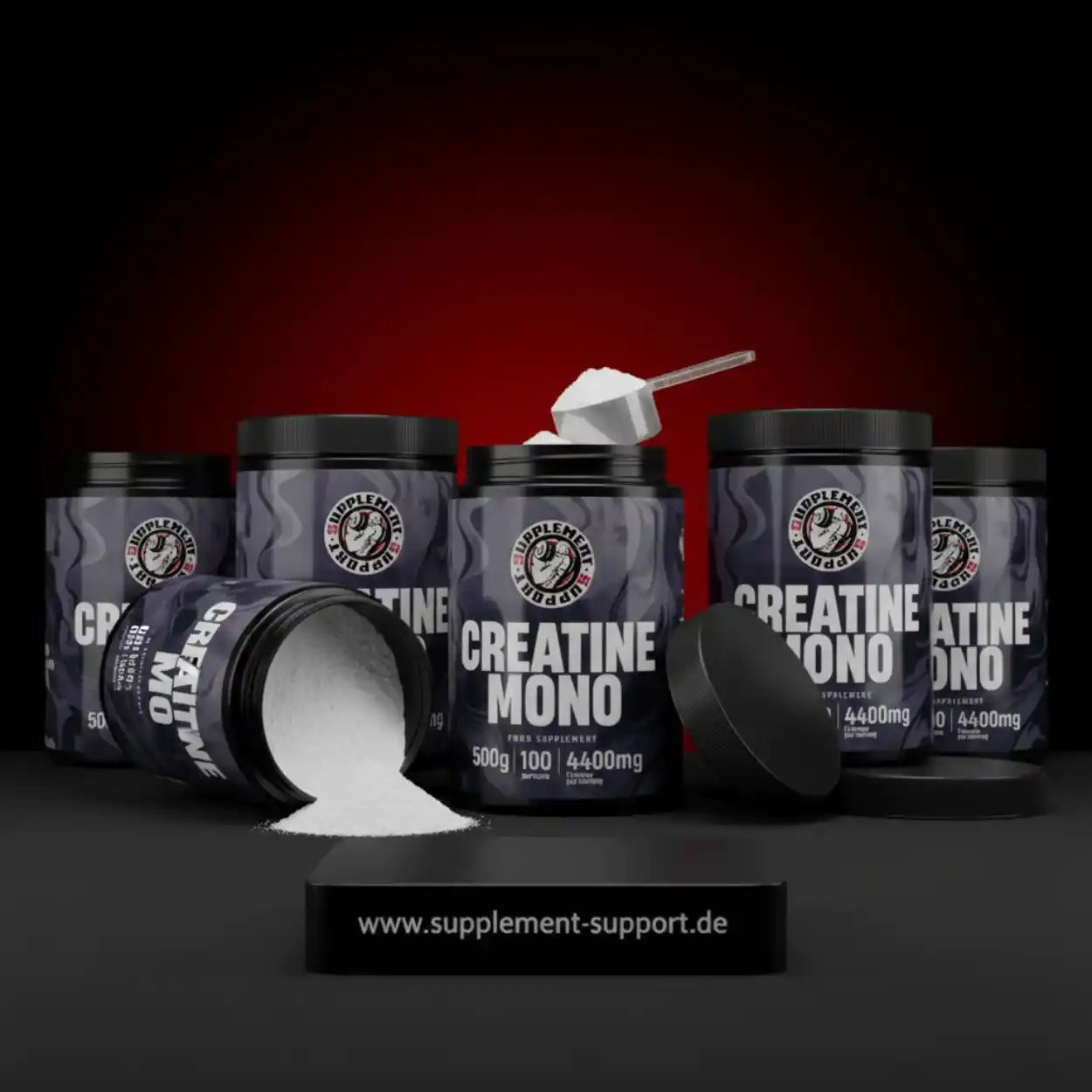 Mehrere Dosen Creatine Monohydrat Pulver, offen und geschlossen, vor dunklem Hintergrund