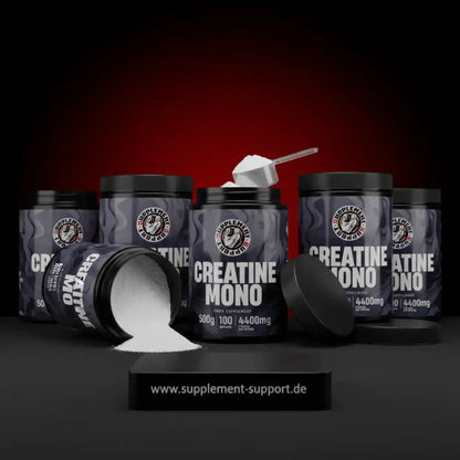 Mehrere Dosen Creatine Monohydrat Pulver, offen und geschlossen, vor dunklem Hintergrund