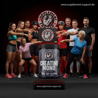 Sportliche Gruppe zeigt auf Creatin Mono Nahrungsergänzungsmittel Dose vor dunklem Hintergrund.