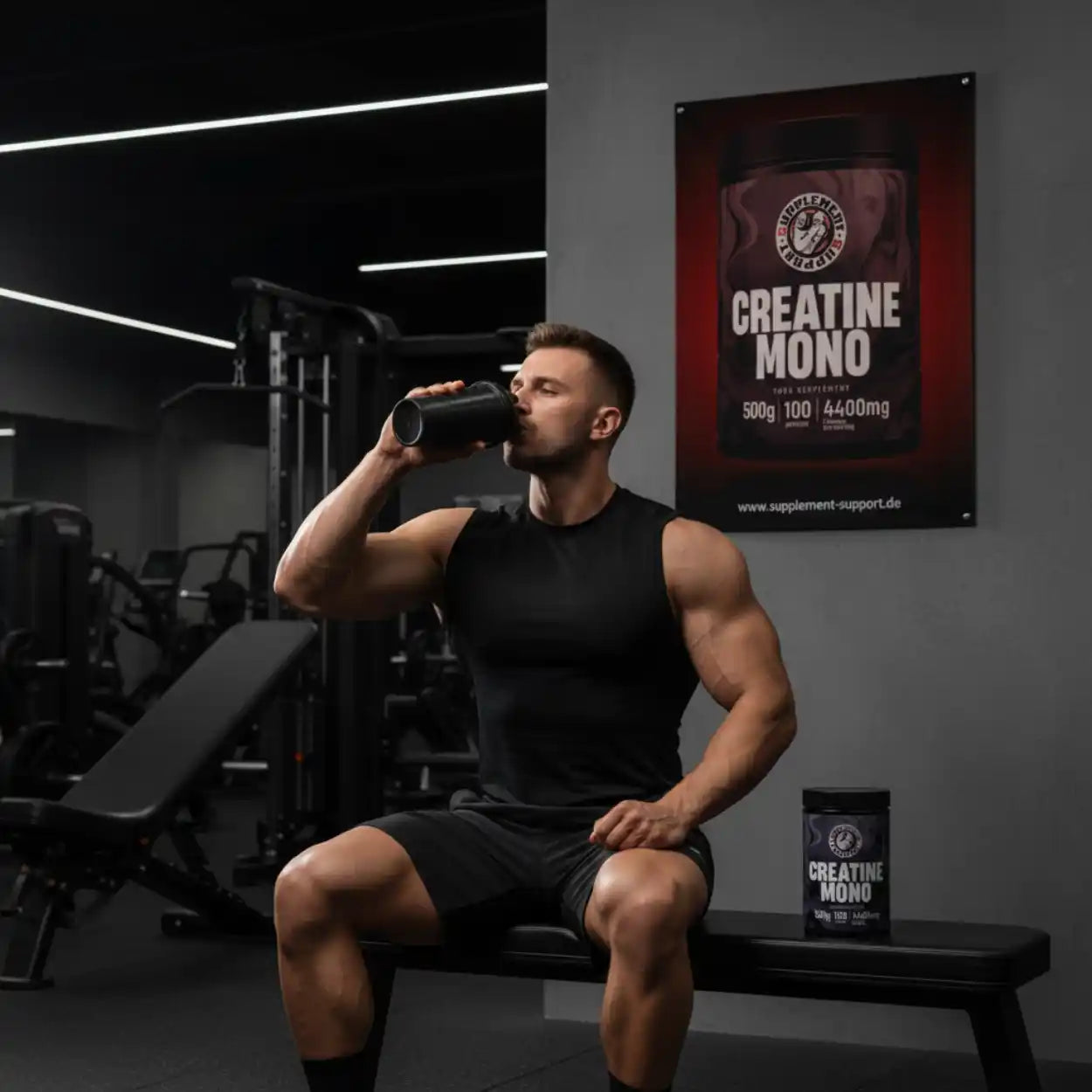 Sportler trinkt Proteinshake im Fitnessstudio neben Creatin Mono Dose, Nahrungsergänzungsmittel